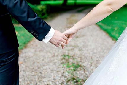 Brautpaar Hände © Hochzeitsfotograf Weinheim https://stilvolle-momente.de